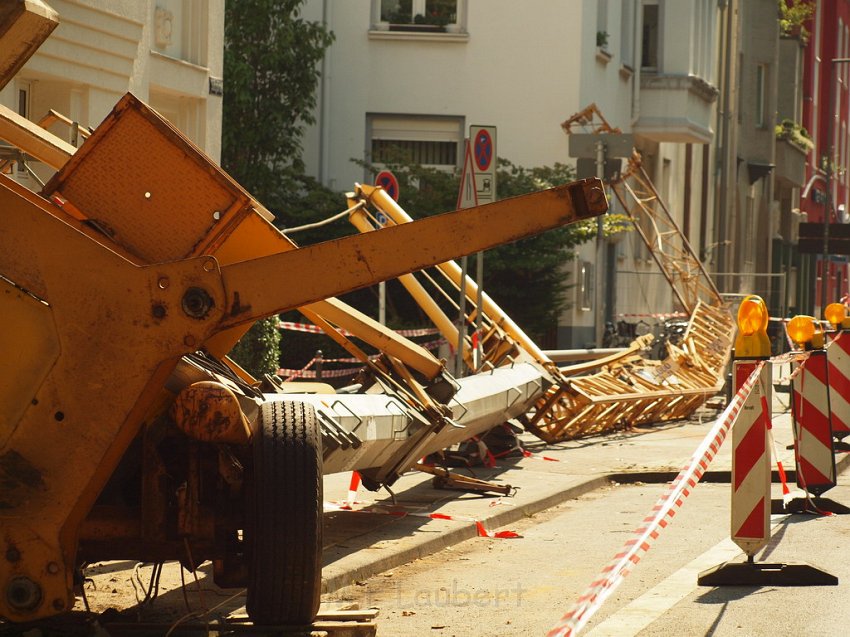 Baukran umgestuerzt Koeln Suelz Suelzguertel P078.JPG